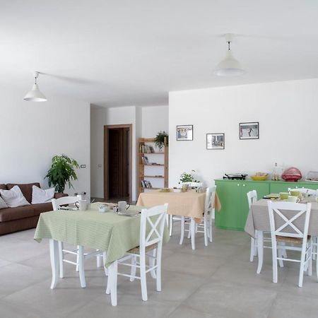 B&B Agata E Gli Altri 토르톨리 외부 사진