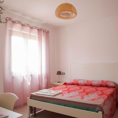 B&B Agata E Gli Altri 토르톨리 외부 사진
