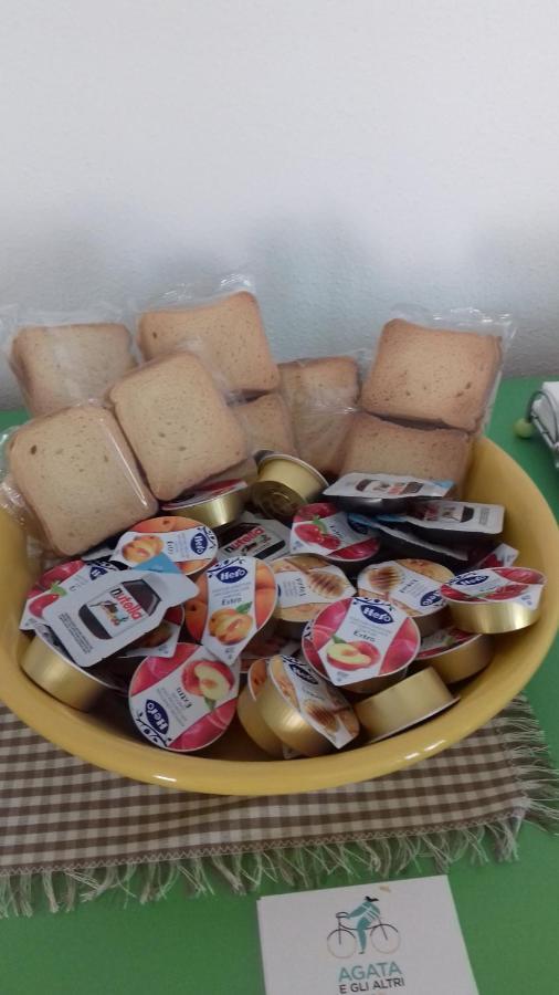 B&B Agata E Gli Altri 토르톨리 외부 사진