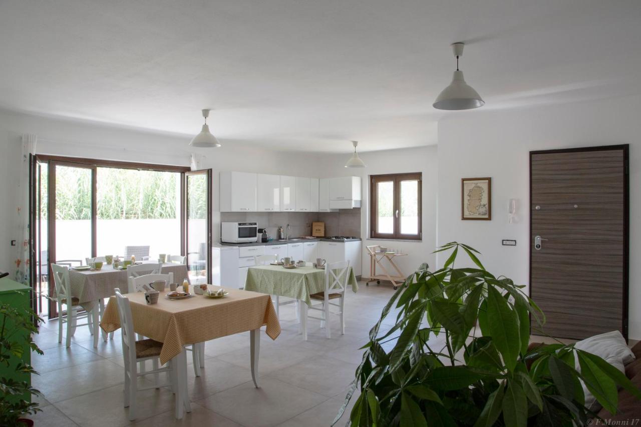 B&B Agata E Gli Altri 토르톨리 외부 사진