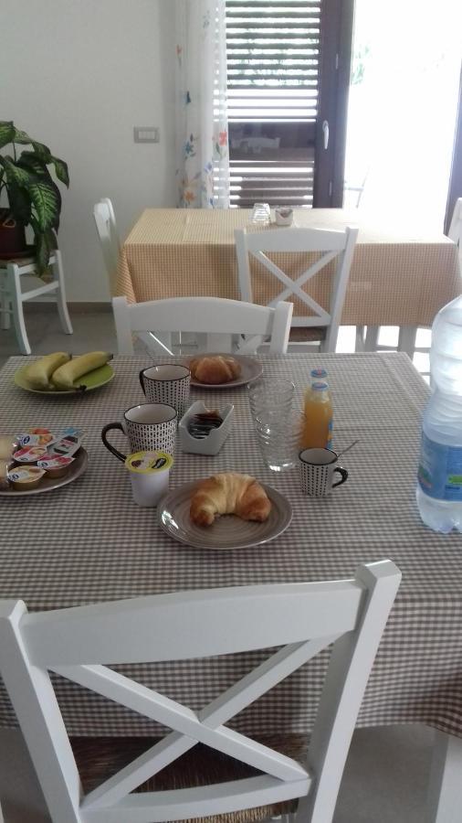 B&B Agata E Gli Altri 토르톨리 외부 사진